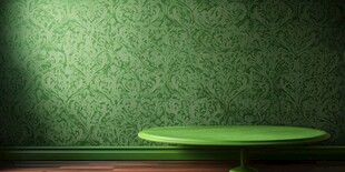 绿色花纹墙前的圆形绿桌