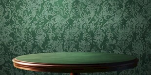 绿色复古花纹墙前的圆桌