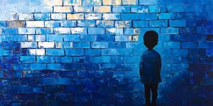 孤独身影与蓝色砖墙