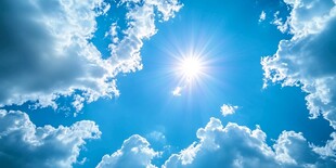 晴朗天空下的耀眼阳光