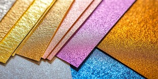 多彩金属质感纸张特写