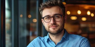 帅气眼镜男士的魅力瞬间