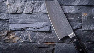 石砌背景上的精致大马士革刀