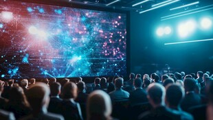 科技盛会现场的观众与大屏