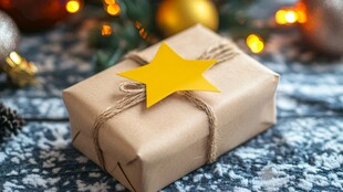 圣诞礼物 简约包装配金色星饰