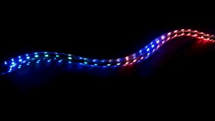 彩色闪烁灯带舞动于黑夜