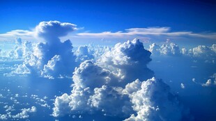 云端之上的壮丽天空景观