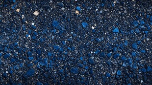 蓝色碎石纹理路面特写