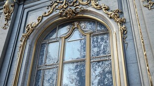 欧式古典雕花装饰的窗户