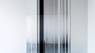 简约现代玻璃门室内景象