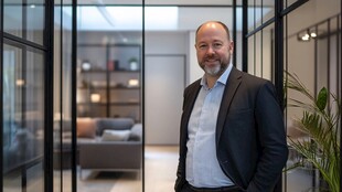 商务男士于现代办公空间