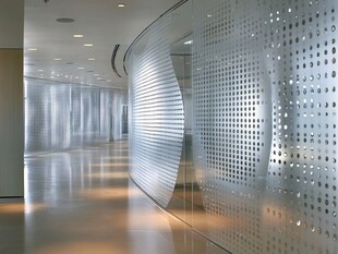 现代走廊的金属穿孔墙设计