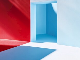 红蓝空间中的光影之门