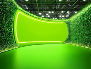 绿色科技风弧形虚拟演播空间