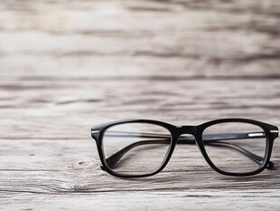 木质背景上的黑色框架眼镜