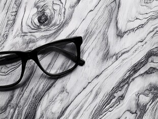 木质背景上的黑色眼镜