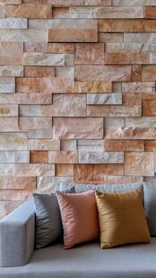 石砌墙面搭配多彩抱枕