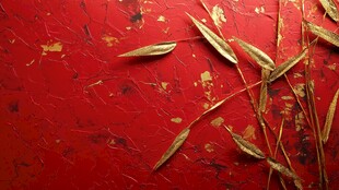 红底上的金色植物枝叶