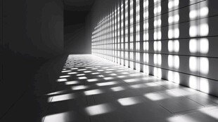 光影交错的空旷室内通道