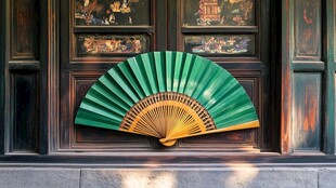 古典绿扇倚于中式木门旁