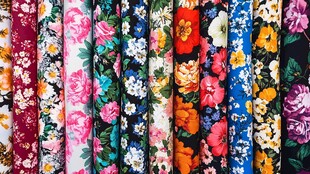 多彩花卉图案布料展示