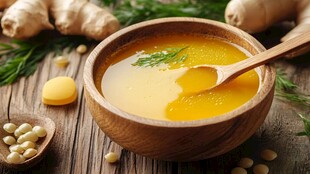 木碗中的营养玉米生姜汤