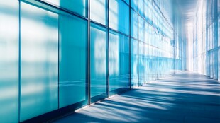 现代玻璃走廊光影之美