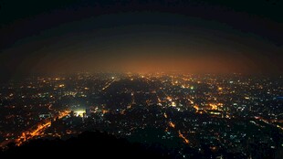 城市璀璨夜景俯瞰图