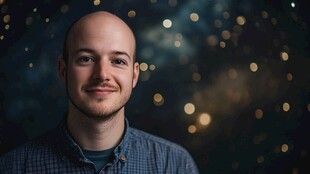 光头男子微笑的梦幻背景照