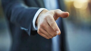 商务人士手指前方示意