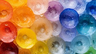 多彩透明圆球的视觉盛宴