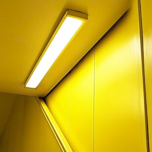 黄色空间内的长条形照明灯