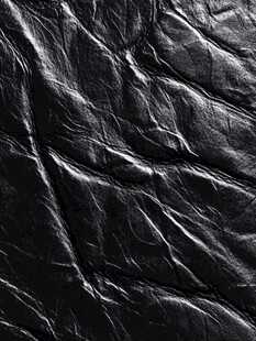 黑色褶皱皮革纹理特写