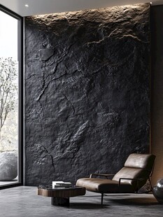 黑色岩纹墙旁的休闲角落