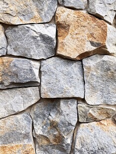 天然石块堆砌的石墙纹理