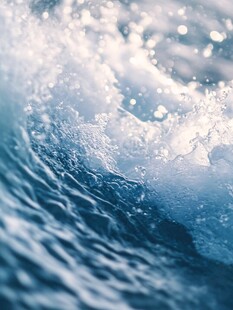海浪翻涌的灵动瞬间