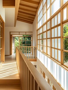 日式风格明亮木质走廊空间