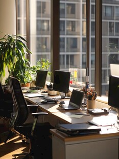 明亮窗边的现代办公场景