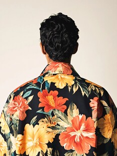 背影 穿着花卉图案衬衫男士