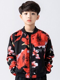 男孩身着印花夹克帅气亮相