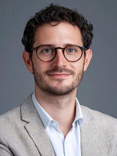 戴眼镜的商务男士肖像