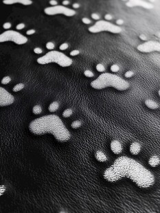 黑色皮革上的白色爪印图案
