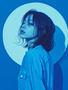 蓝调氛围下的文艺气质少女