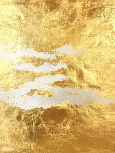 金色纹理中的银白云朵