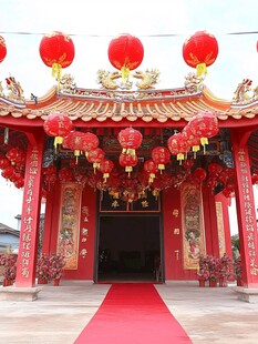 中式庙宇喜庆装饰景象