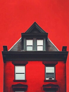 红色房屋的独特屋顶视角