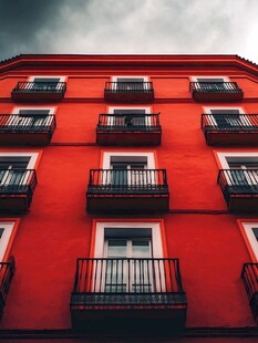 红色建筑的阳台景观