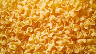 卷曲黄面条 视觉盛宴