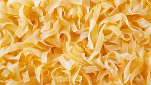 鲜黄色波纹状美味面条