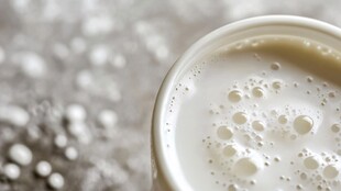 一杯鲜牛奶特写